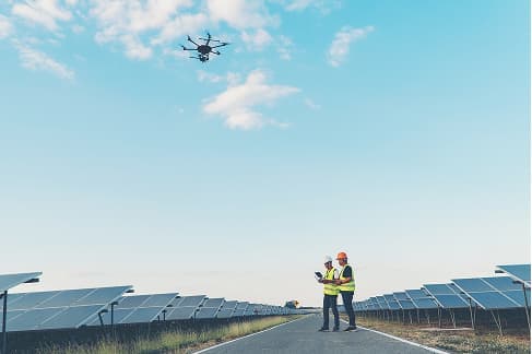 ドローンを使い太陽光発電に必要な太陽光パネルやパワーコンディショナ等の設備の保守管理を行う